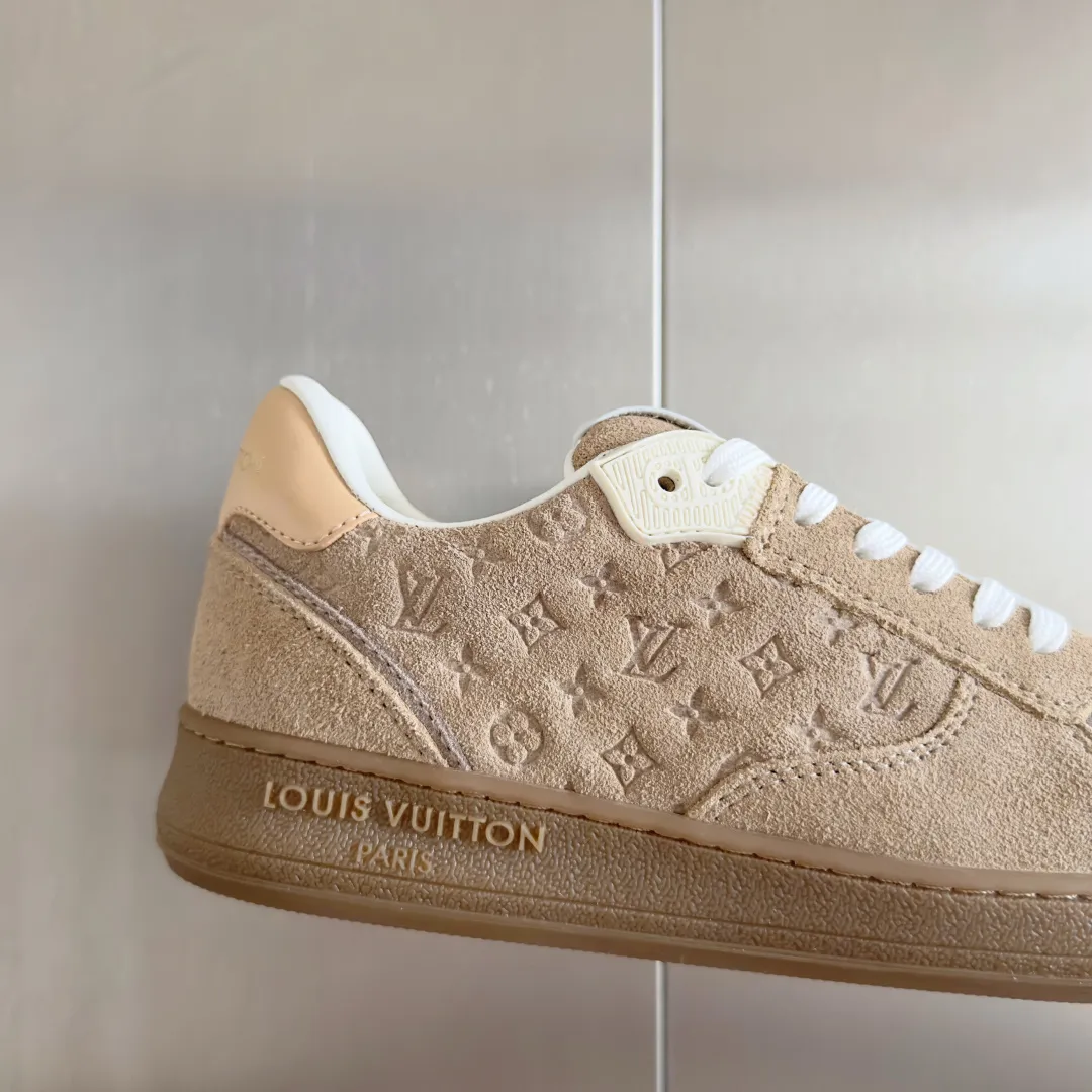👟👟Ex-factory price 740👟👟 Top version LV Louis Vuitton L House Donkey Brand Stadium Series Casual Sports Shoes White Shoes Dexun Shoes Original purchase, development and production LV Stadium sports shoes are soft cow leather partially embossed with Monogram patterns, reproducing the retro design trend. Monogram canvas trim and toe perforations bring together exquisite details, the tongue is decorated with LV letter label, and the outsole depicts the Louis Vuitton logo. Exquisitely packaged at the delivery counter🛍📦 ▪️ Fabric: Original imported first-layer cowhide ▪️ Lining: Original imported soft sheepskin lining ▪️ Sole: Original open-molded non-slip rubber outsole ▪️ Bottom thickness: 3CM ▪️ Size: Women's 35-41
